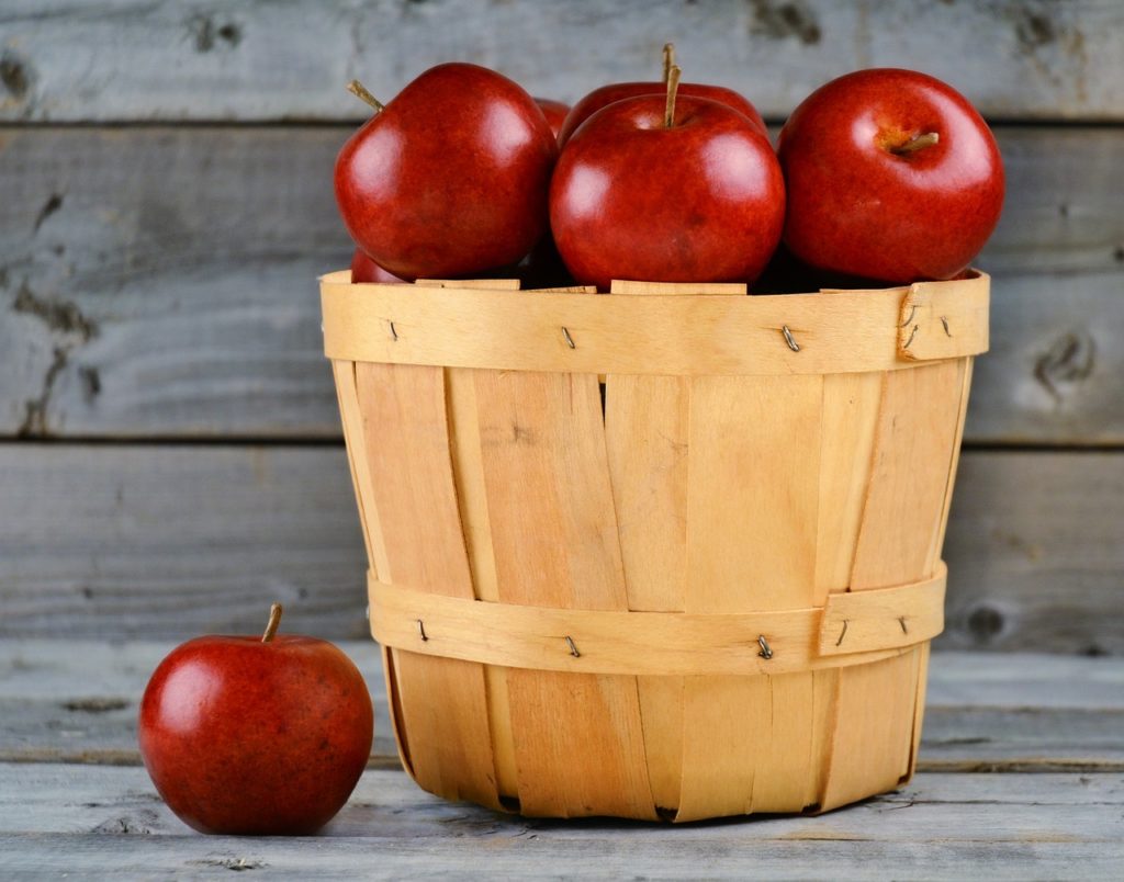 Mand met prachtige rode appels.