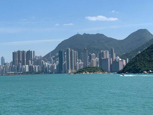 Uitzicht op Hongkong vanaf de ferry naar Cheung Chau