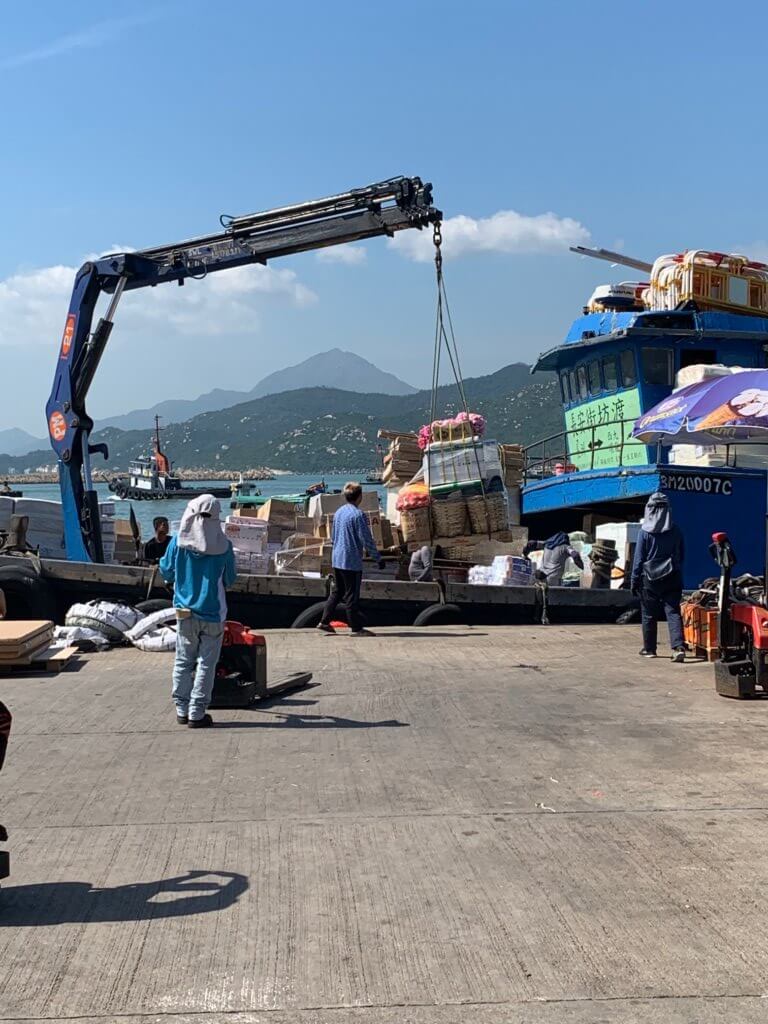 vissers op de kade van Cheung Chau